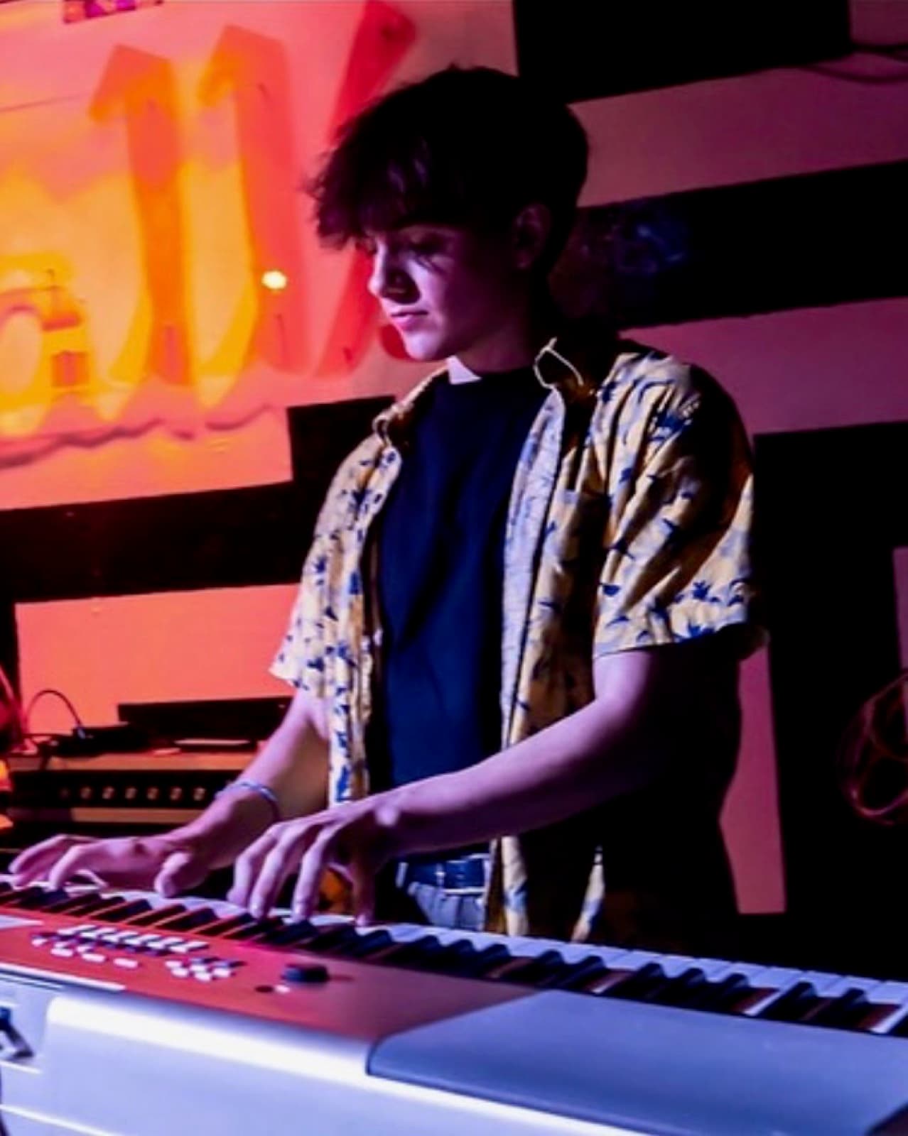Jeremy of The Subliners on keys