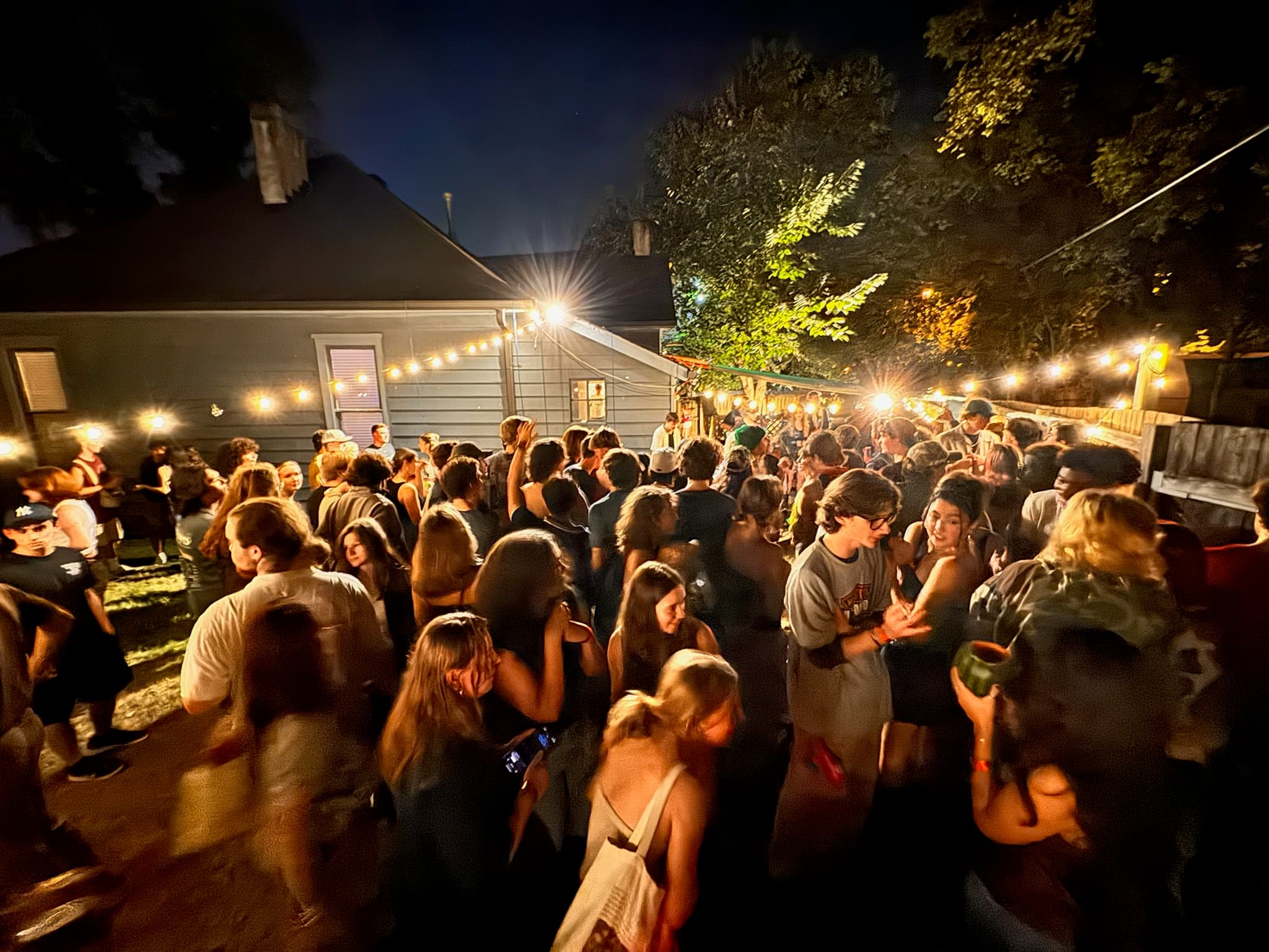 Elliot Ave live